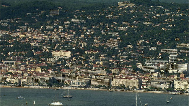 WS SIDE POV鸟瞰图戛纳，普罗旺斯，法国视频下载