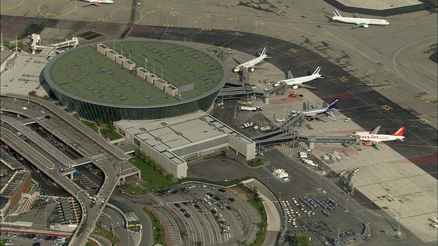 尼斯机场中心枢纽，尼斯，普罗旺斯，法国鸟瞰图视频下载