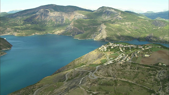 WS鸟瞰图Lac de Serre Poncon在阿尔卑斯滨海，Lac de Serre，普罗旺斯，法国视频下载