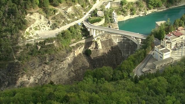 在法国普罗旺斯Lac du Sautet末端的大坝和水电站鸟瞰图视频下载
