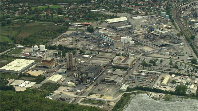 在格勒诺布尔，罗讷-阿尔卑斯，法国大型工业综合体鸟瞰图视频下载