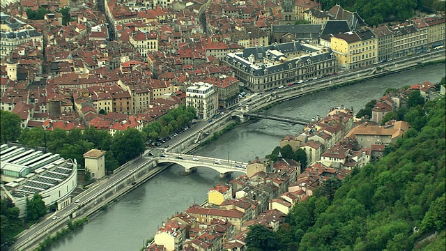 空中鸟瞰图伊泽尔河通过格勒诺布尔，罗纳-阿尔卑斯，法国视频下载