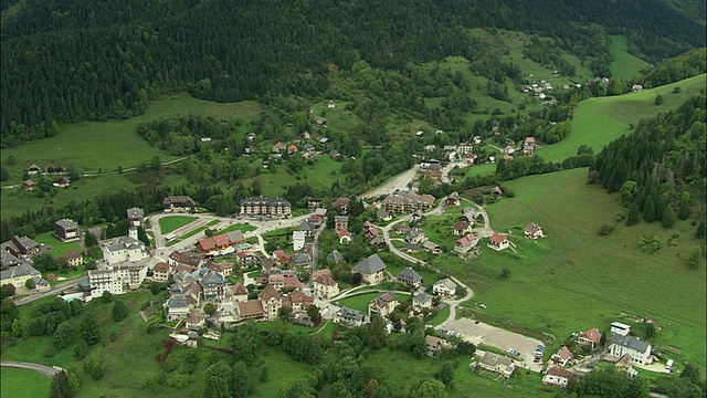 空中鸟瞰图附近的山村格勒诺布尔，罗纳-阿尔卑斯，法国视频下载