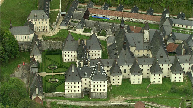 法国罗讷-阿尔卑斯地区查特勒斯的笛卡尔修道院鸟瞰图视频下载