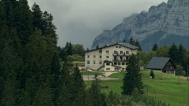 法国罗讷-阿尔卑斯夏末的阿尔卑斯滑雪旅馆鸟瞰图视频下载