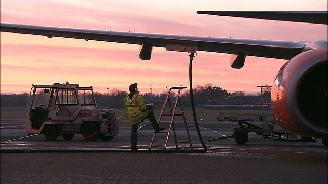 黎明时分，英国爱尔兰贝尔法斯特机场，一架MS商用飞机在停机坪上加油视频下载