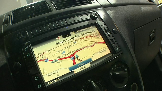 美国密歇根州底特律汽车展上，一名男子用手指着福特汽车的GPS视频下载