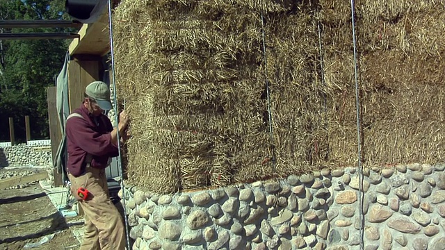 WS LA木匠在稻草墙上工作，草湖，密歇根州，美国视频下载