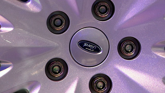 ECU旋转福特车轮在底特律车展上展示，底特律，密歇根州，美国视频下载
