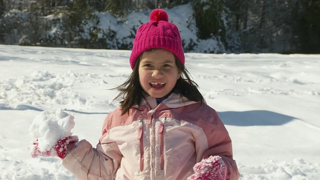 MS CU女孩(6-7)在雪地里玩，里士满，弗吉尼亚，美国视频下载