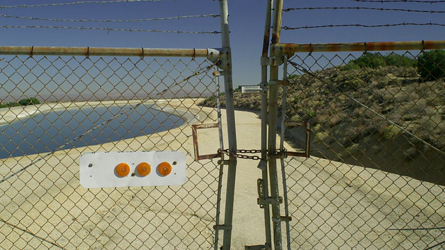 美国加利福尼亚州棕榈谷的WS PAN MS高速公路，沙漠景观和铁丝网围栏后面的运河视频下载