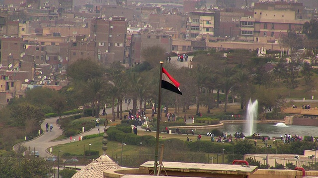 HA, WS，公园与池塘和喷泉，埃及国旗在前景，埃及开罗视频下载