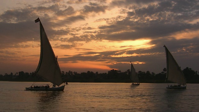日落时分，埃及开罗尼罗河上的小帆船视频素材