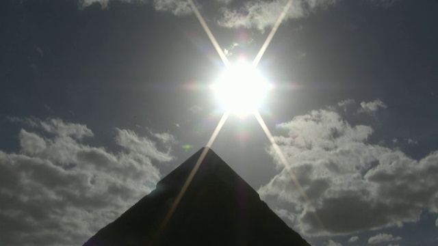 阳光照耀在埃及吉萨的胡夫金字塔上视频素材