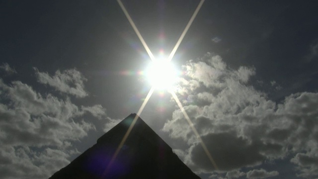 阳光照耀在埃及吉萨的胡夫金字塔上视频素材