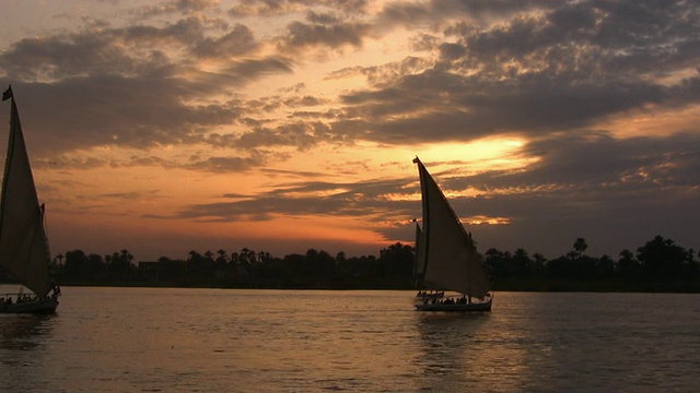 日落时分，埃及尼罗河上三桅小帆船的剪影视频素材