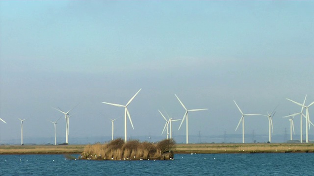 风力涡轮机和河流在农村景观，罗姆尼马什，苏塞克斯，英格兰视频下载