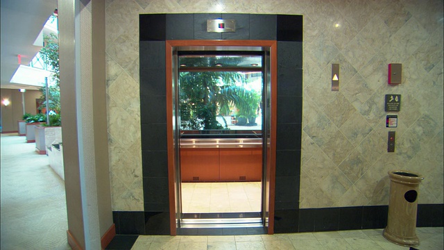 MS电梯门打开和关闭，洛杉矶，加利福尼亚州，美国视频下载