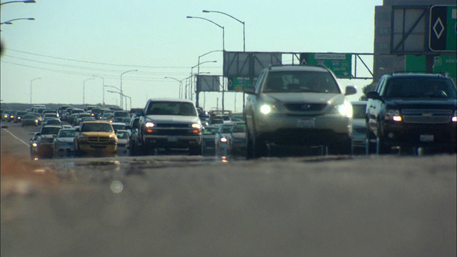美国加州洛杉矶多车道高速公路交通缓慢视频素材