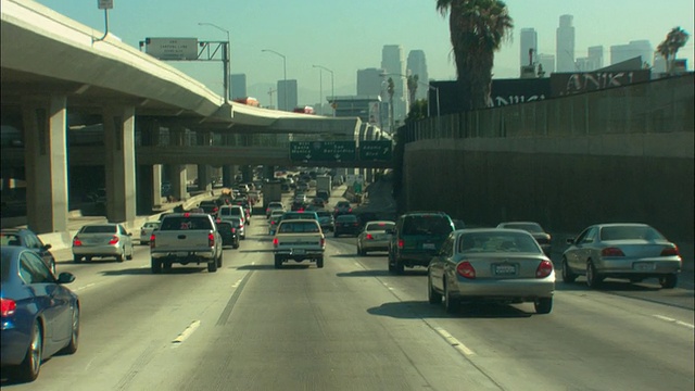 在多车道高速公路上的交通，洛杉矶，加利福尼亚，美国视频素材