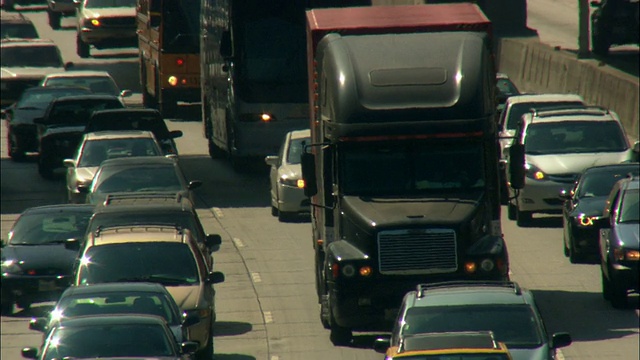美国加州洛杉矶多车道高速公路交通缓慢视频素材