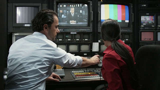 MS男和女在电视广播控制室工作，达拉斯，德克萨斯州，美国视频素材