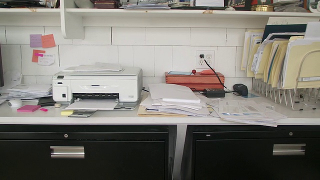 铜箔纸，打印机和电脑在家庭办公室办公桌，斯卡伯勒，美国，纽约视频素材