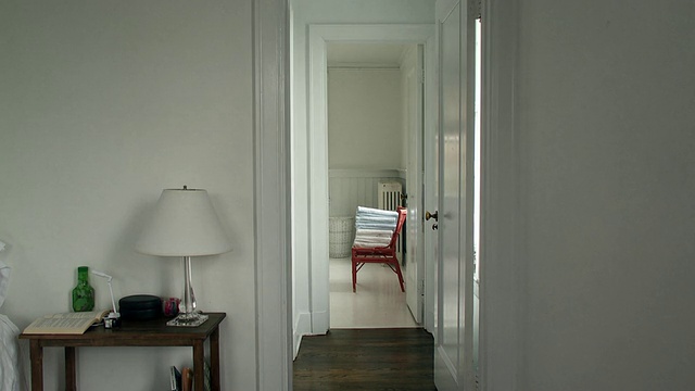 美国纽约斯卡伯勒的卧室里，浴室椅子上叠着的毛巾视频下载