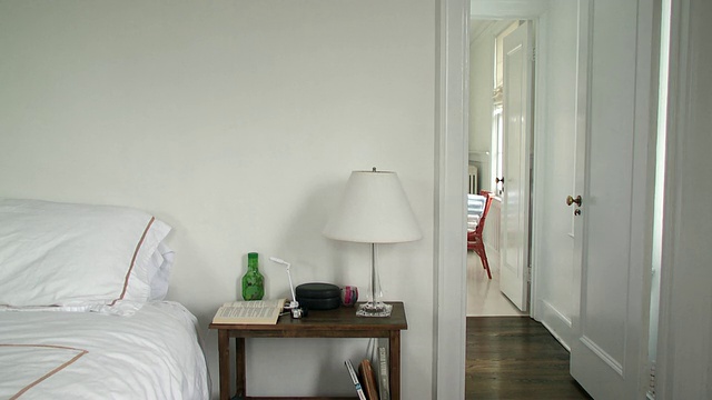 美国纽约斯卡伯勒，卧室里的潘女士床，浴室里椅子上叠的毛巾视频下载
