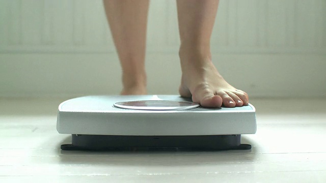 美国纽约斯卡伯勒，CU女人的脚在浴室磅秤上视频下载