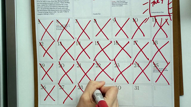 CU女人的手在墙上日历上划掉日子，斯卡伯勒，美国纽约视频下载