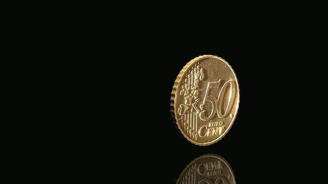 SLO MO CU法国50欧元硬币翻转和反弹在反射表面/切尔西，密歇根州，美国。视频素材