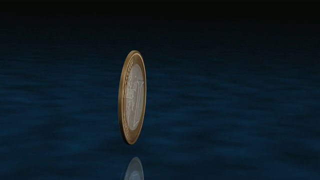 SLO MO CU德国一枚欧元硬币在反射表面上翻转并反弹/美国密歇根切尔西。视频素材