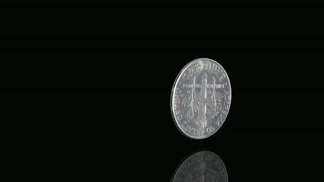 SLO MO CU美国硬币翻转和反弹在反射表面/切尔西，密歇根州，美国。视频素材