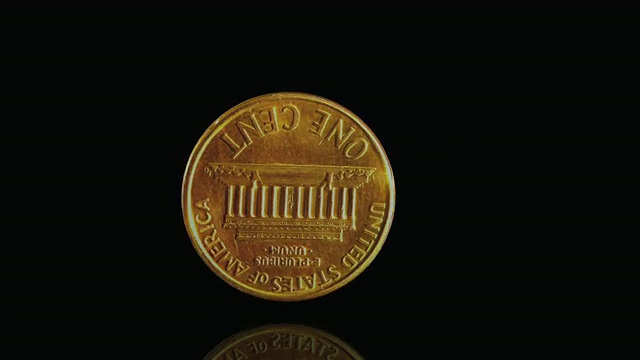 SLO MO CU美国硬币翻转和反弹在反射表面/切尔西，密歇根州，美国。视频素材