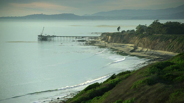 美国加州圣巴巴拉的WS石油钻井服务码头视频素材