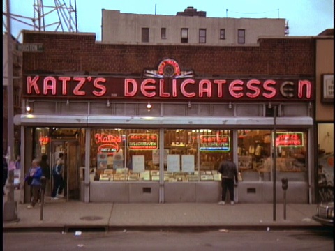 1990年，在Katz's熟食店的橱窗里，美国纽约视频下载