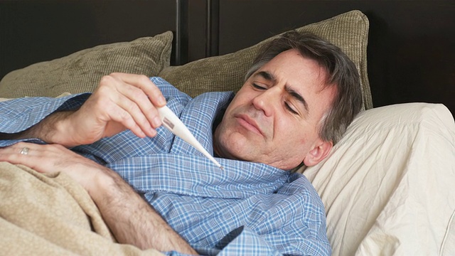 美国亚利桑那州凤凰城，一名男子躺在沙发上看温度计视频下载