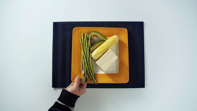 MS HA方形盘子，蔬菜和豆腐巧妙地安排在餐巾上视频下载