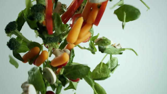 SLO MO CU Studio拍摄的各种蔬菜被抛向空中视频素材