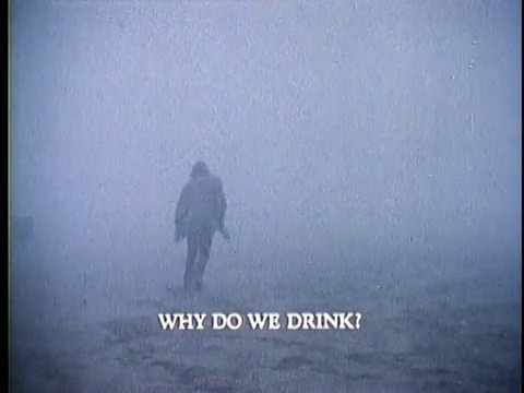 1973年，美国，一个醉汉跌跌撞撞地走过雾蒙蒙的风景视频素材