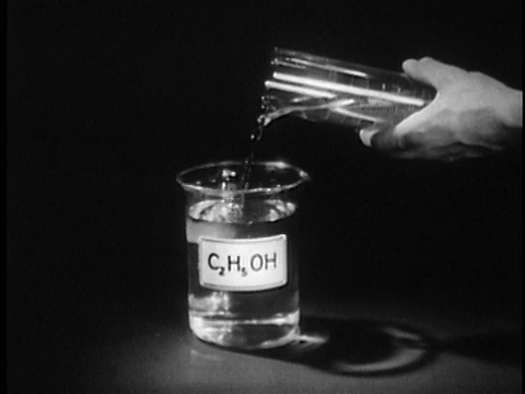 1949年B/W CU手工将液体倒入标有C2H5OH的烧杯中，音频视频素材