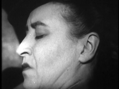 1949年B/W CU妇女做不舒服的脸，美国，音频视频素材