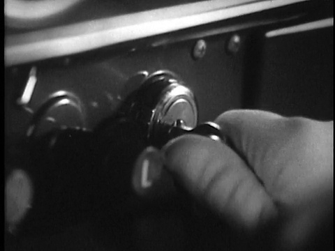 1949年，美国，B/W CU人试图将钥匙插入汽车点火装置视频素材