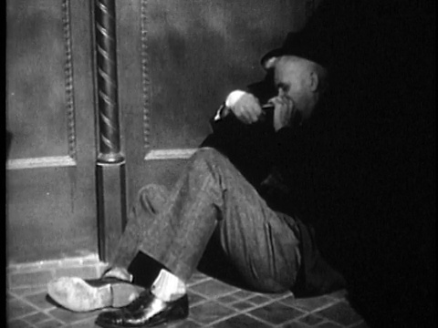 1949年美国，一名酒鬼在门口喝酒并昏倒视频素材