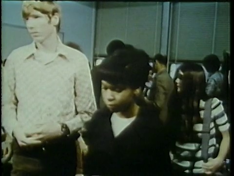 1972年，青少年离开教室走在学校走廊，阿灵顿，弗吉尼亚，美国视频素材