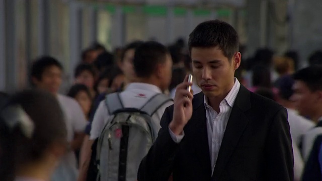 T/L MS SELECTIVE FOCUS商人在繁忙的街道上使用手机，曼谷，大城城，泰国视频购买