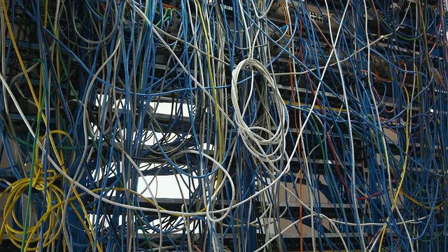 MS Man搜索服务器墙上覆盖的电缆和插入电缆，悉尼，澳大利亚视频下载