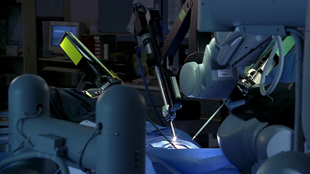 中镜头小车拍摄机器人手术过程中移动的机器人手臂视频下载