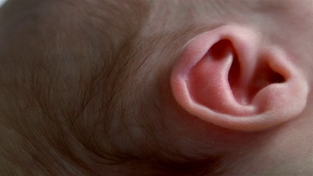 非常近的镜头从女婴的耳朵和头发到她的手视频下载
